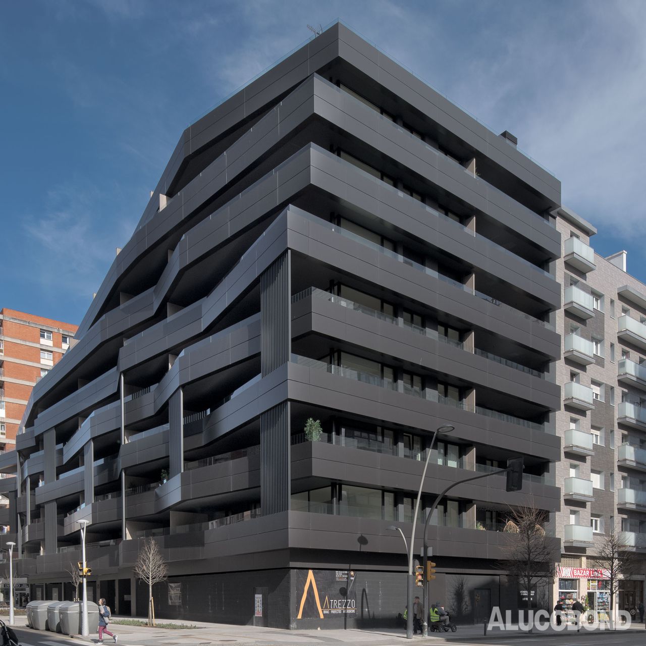 Stor sort bygning med alucobond facade