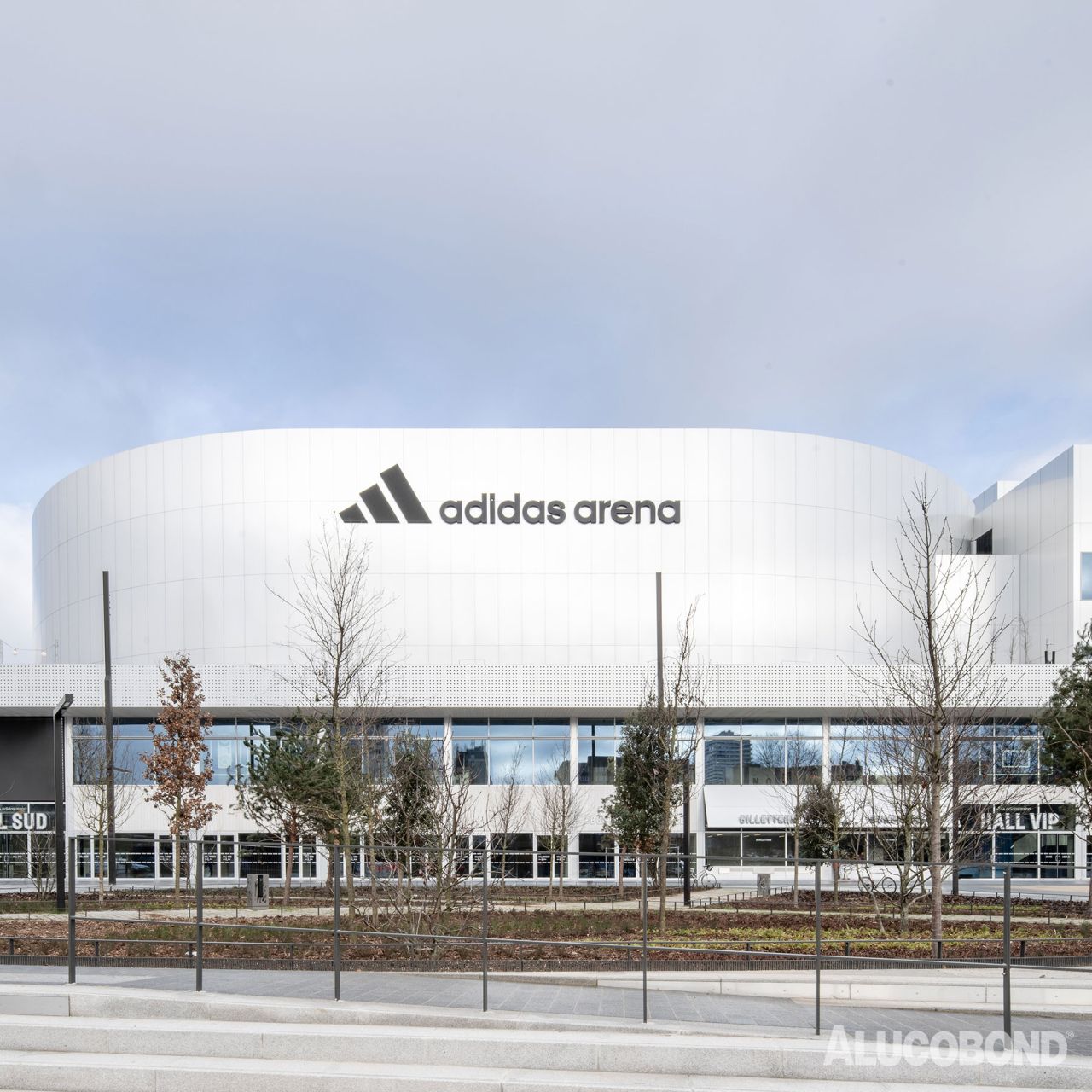 Adidas arena i hvide alucobond facader