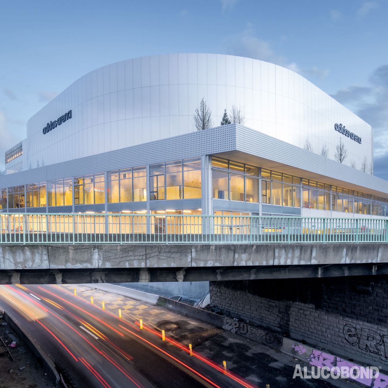 Adidas arena i hvide alucobond facader